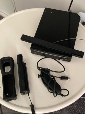 Nintendo Wii Set: Console, 1 controller, 9 Games